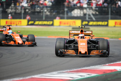 Stoffel Vandoorne, McLaren MCL32, Fernando Alonso, McLaren MCL32
