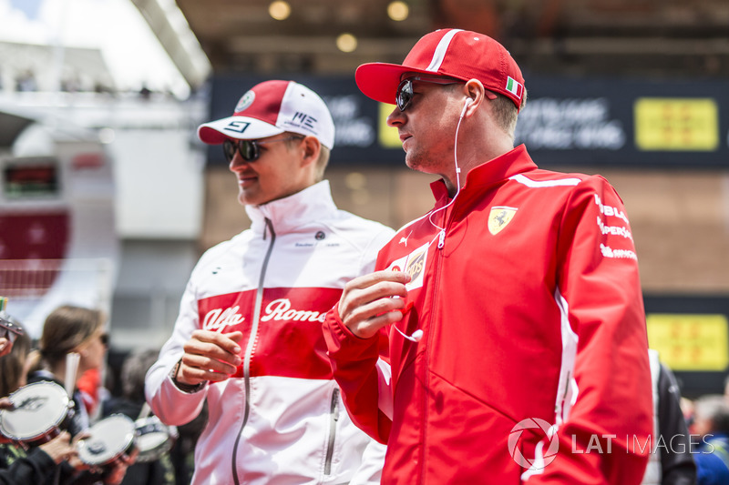 Marcus Ericsson, Sauber y Kimi Raikkonen, Ferrari en el desfile de pilotos