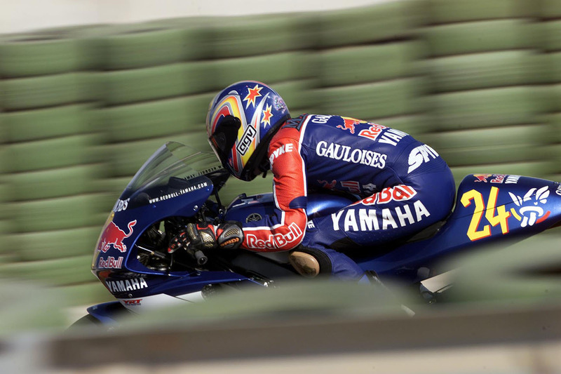 Garry McCoy, Red Bull Yamaha WCM, saat turun di kategori 500cc GP Valencia 2000.