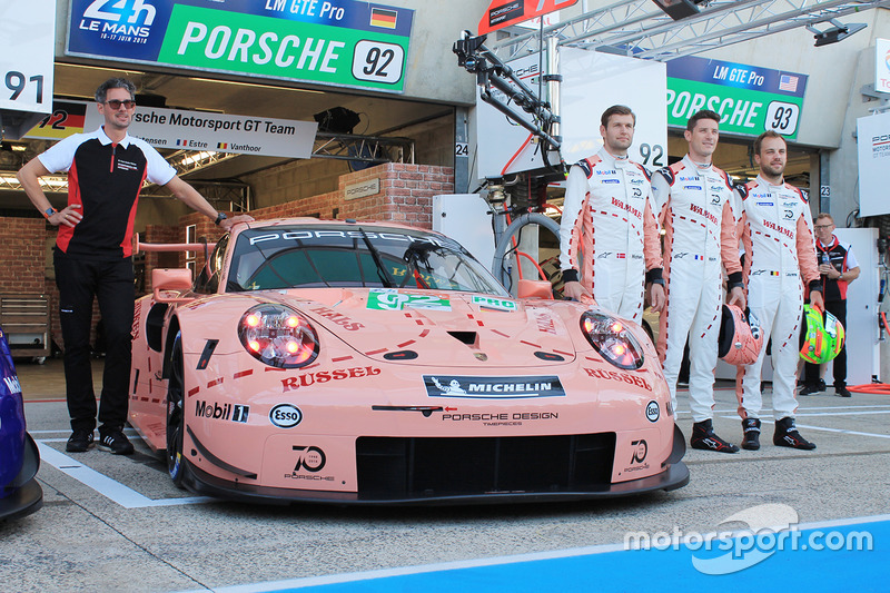 #92 Porsche GT Team Porsche 911 RSR y #91 Porsche GT Team Porsche 911 RSR con decoraciones especiales.