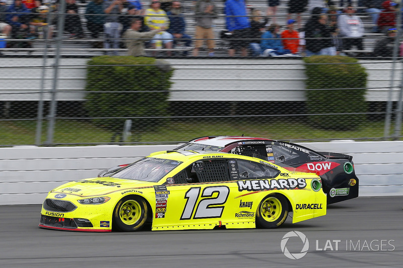 Ryan Blaney, Team Penske, Ford Fusion Menards/Duracell and Austin Dillon, Richard Childress Racing, Chevrolet Camaro Dow