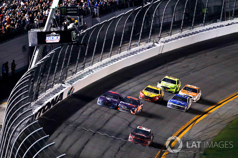 Austin Dillon, Richard Childress Racing Chevrolet Camaro melintasi garis finis