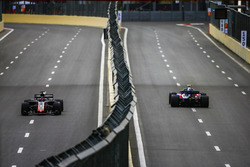Pierre Gasly, Toro Rosso STR13 Honda, Romain Grosjean, Haas F1 Team VF-18 Ferrari