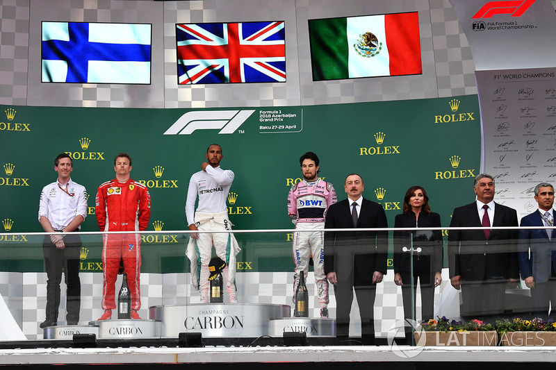 Кімі Райкконен, Ferrari, Льюїс Хемілтон, Mercedes-AMG F1 і Серхіо Перес, Force India на подіумі