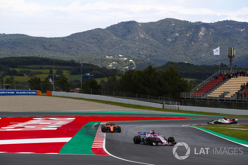 Sergio Perez, Force India VJM11, Stoffel Vandoorne, McLaren MCL33 y Marcus Ericsson, Sauber C37
