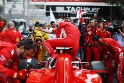 Sebastian Vettel, Ferrari, esce dalla sua monoposto in griglia