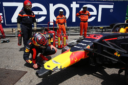 Max Verstappen, Red Bull Racing RB14 kaza sonrası aracını inceliyor