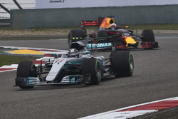 Valtteri Bottas, Mercedes AMG F1 W08; Daniel Ricciardo, Red Bull Racing RB13