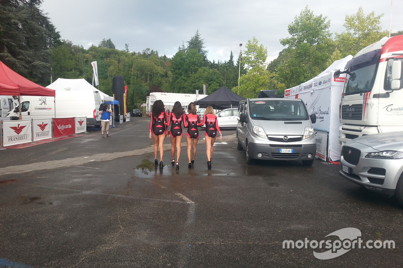 Grid girl nel parco assistenza di Fiuggi
