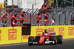 Il vincitore della gara Sebastian Vettel, Ferrari SF70-H