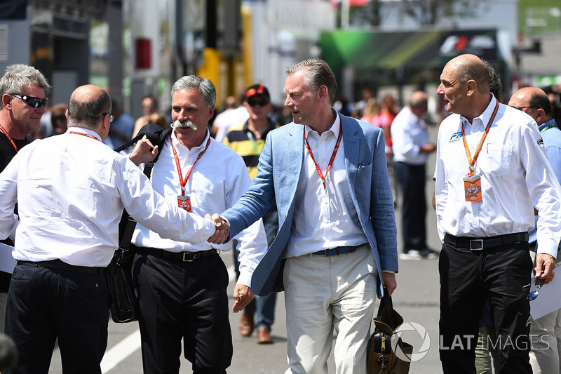 Bruno Michel (paling kanan), bersama pimpinan F1, Chase Carey dan Sean Bratches