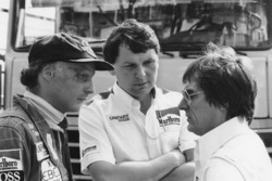 Niki Lauda, McLaren; John Barnard, McLaren, Chefdesigner; Bernie Ecclestone