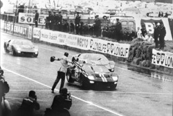 Ford's first win in the 24 Hours of Le Mans, 1966: переможний Ford GT-40 Mark II Брюса Макларена та