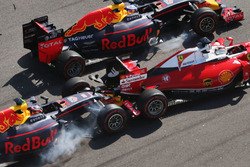 Daniil Kvyat, Red Bull Racing RB12 tampona Sebastian Vettel, Ferrari SF16-H alla partenza