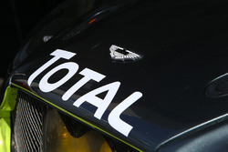 Aston Martin met logo Total