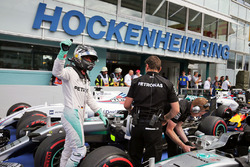Ніко Росберг, Mercedes AMG F1, святкує поул у закритому парку