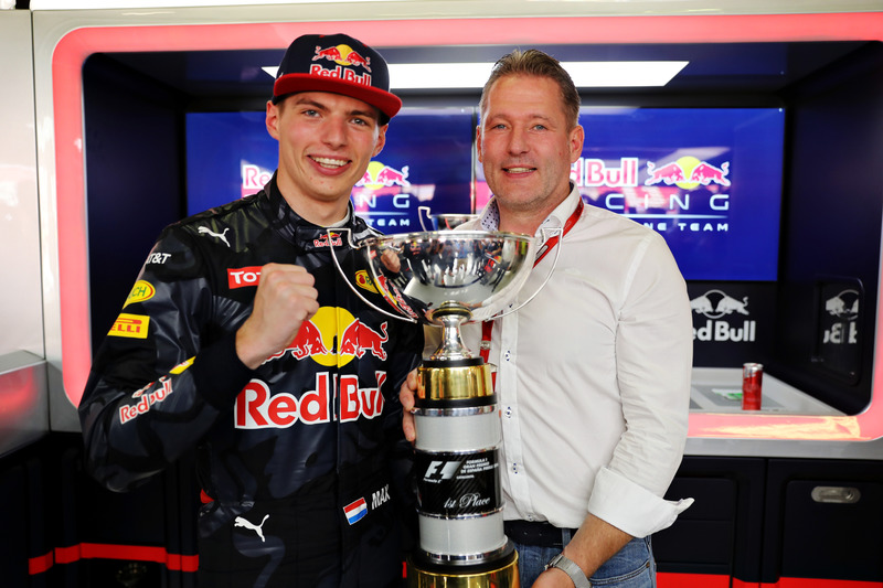Max Verstappen, Red Bull Racing festeggia la prima vittoria in F.1 con il padre Jos Verstappen