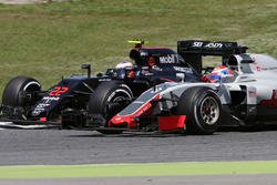 Ромен Грожан (Haas F1 Team) та Дженсон Баттон (McLaren Honda)