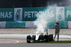 Lewis Hamilton, Mercedes AMG F1 W07 Hybrid valt uit met een opgeblazen motor