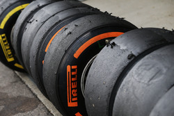 Зношені шини Pirelli