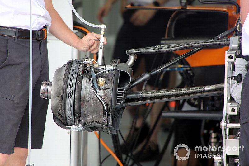 McLaren MCL34, dettaglio della sospensione anteriore dotata di doppio bracket in Francia