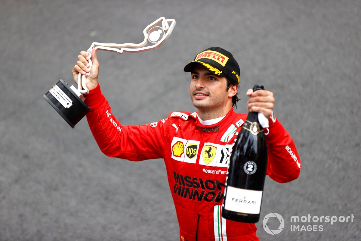 Carlos Sainz Jr., Ferrari, 2ᵉ, avec son trophée et du vin pétillant