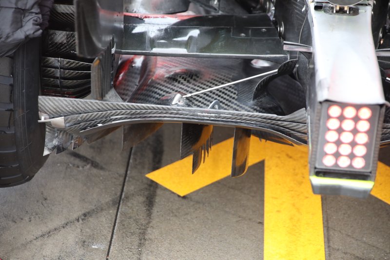 Ferrari SF90, dettaglio del diffusore posteriore con il rinforzo nel bordo esterno