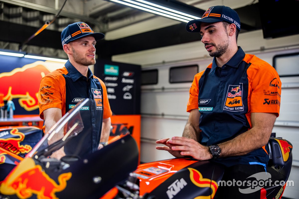 Dua pembalap tim pabrikan Red Bull KTM Factory Racing, Brad Binder (kiri) dan Miguel Oliveira akan menjadi tulang punggung pengembangan KTM di MotoGP 2021.