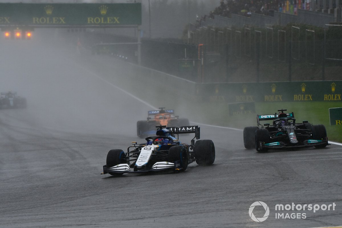 George Russell, Williams FW43B, Lewis Hamilton, Mercedes W12, y Daniel Ricciardo, McLaren MCL35M.