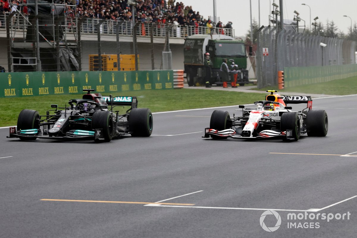 Lewis Hamilton, Mercedes W12, batalla con Sergio Pérez, Red Bull Racing RB16B