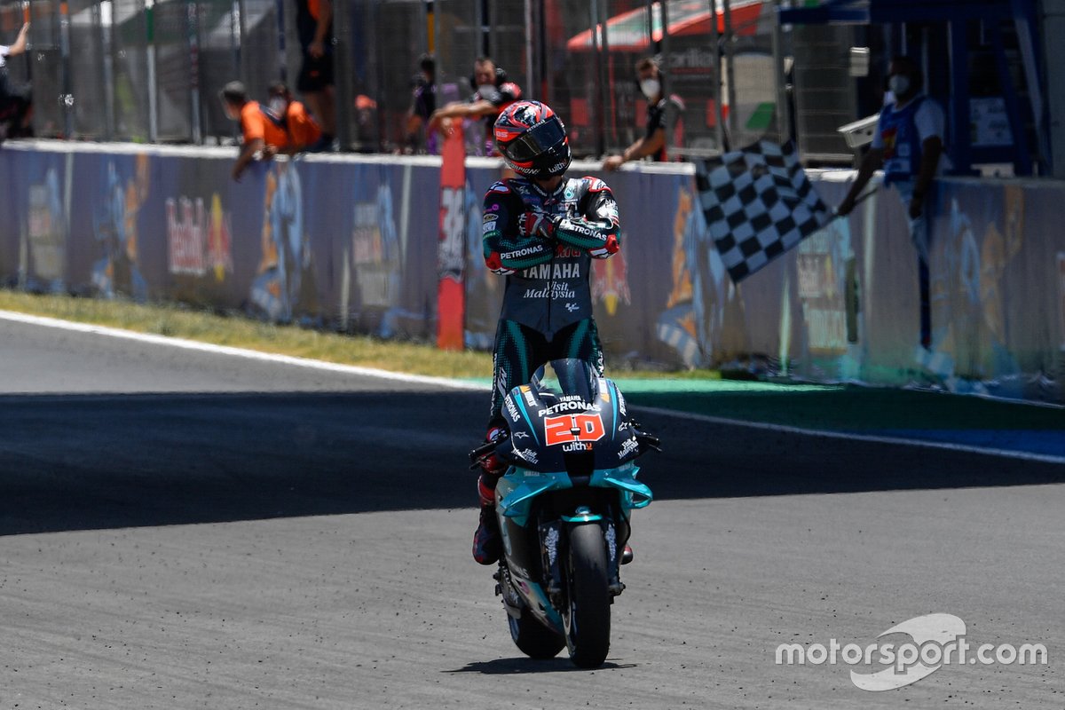 Fabio Quartararo bereikt de finish met z'n armen over elkaar, een duidelijk signaal: 'Ik ben de beste.'