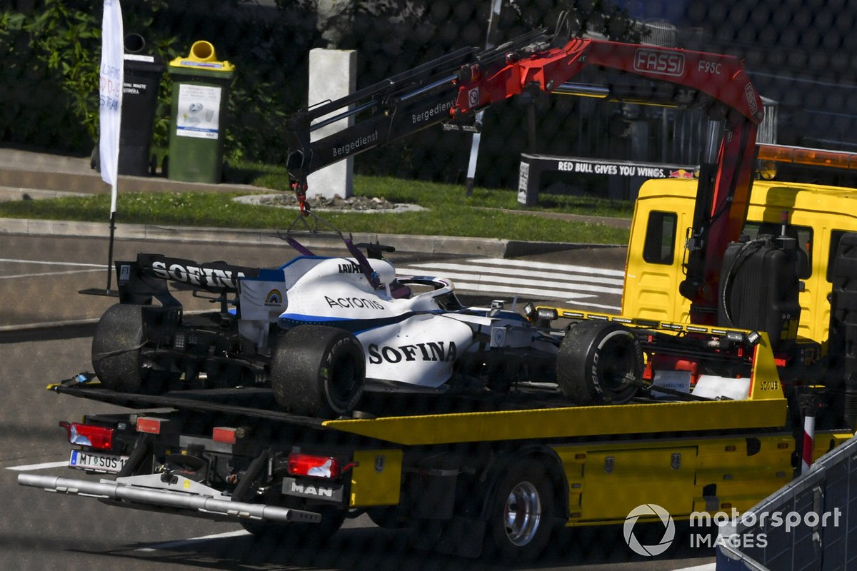 Williams FW43 Джорджа Расселла везут в боксы после схода