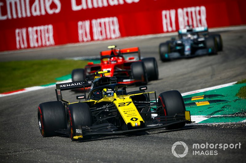 Nico Hulkenberg, Renault F1 Team R.S. 19, devant Charles Leclerc, Ferrari SF90, et Lewis Hamilton, Mercedes AMG F1 W10