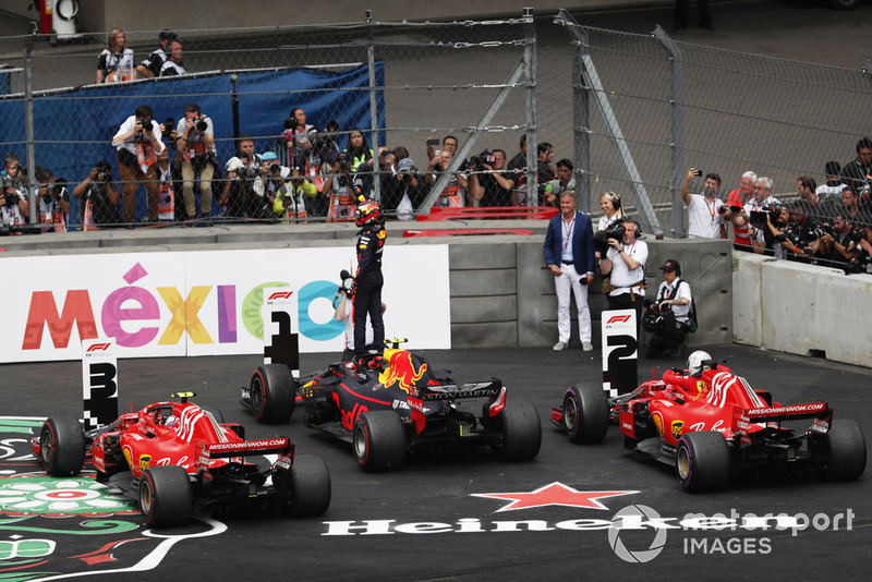 Победитель Макс Ферстаппен, Red Bull Racing RB14, второе место – Себастьян Феттель, третье место – Кими Райкконен, Ferrari SF71H