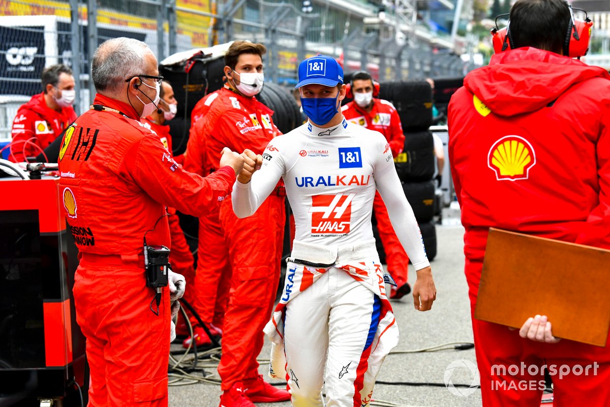 Mick Schumacher, Haas F1, bersama mekanik Ferrari di grid