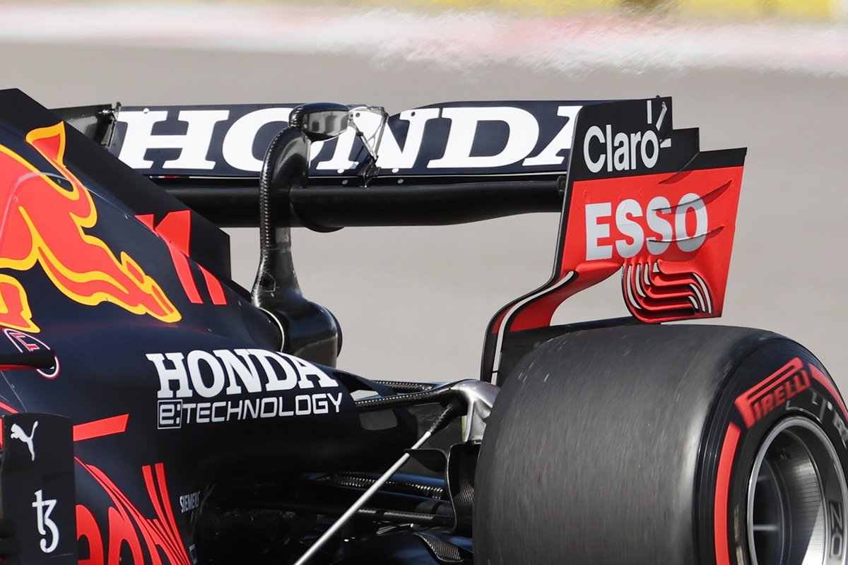 De achtervleugel van de Red Bull RB16B.
