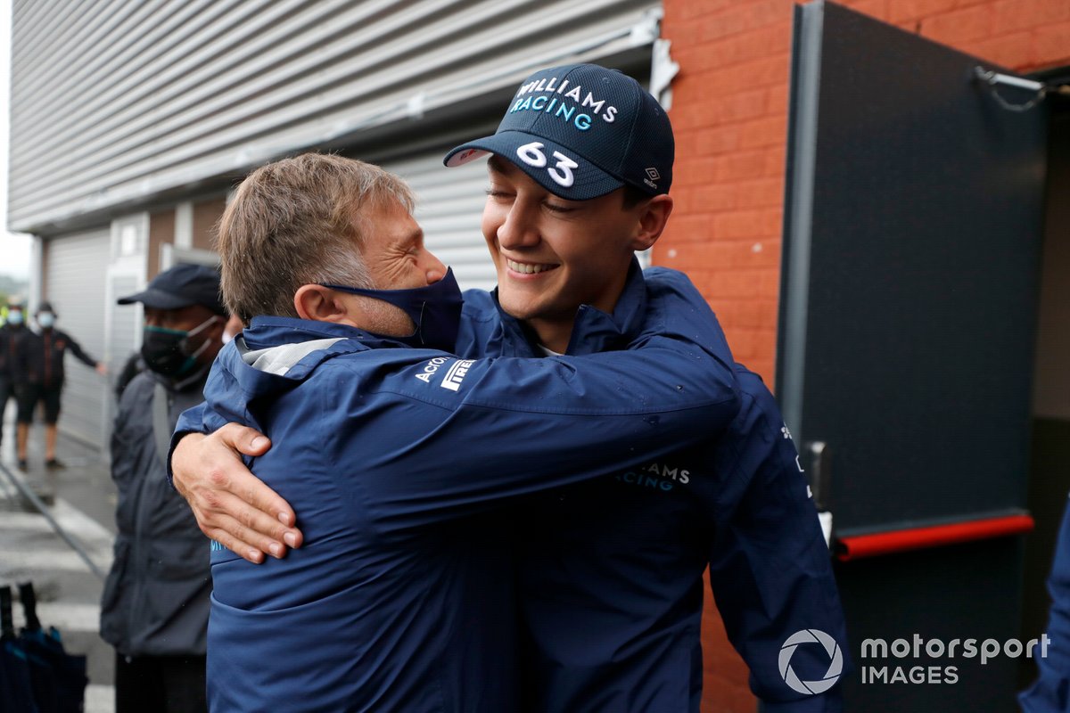 George Russell, Williams, fête avec Jost Capito, PDG, Williams, après sa deuxième position en qualifications