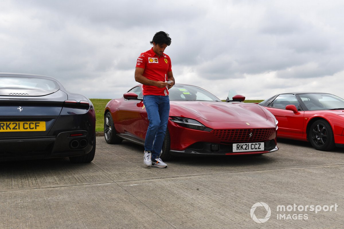 Carlos Sainz Jr., Ferrari, tiba di sirkuit dengan Ferrari Roma