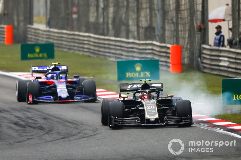 Kevin Magnussen, Haas F1 Team VF-19, bloque ses roues devant Alexander Albon, Toro Rosso STR14
