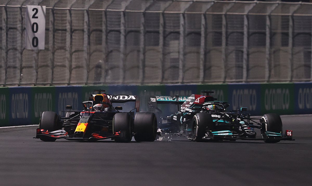 Lewis Hamilton, Mercedes, colpisce Max Verstappen, Red Bull Racing