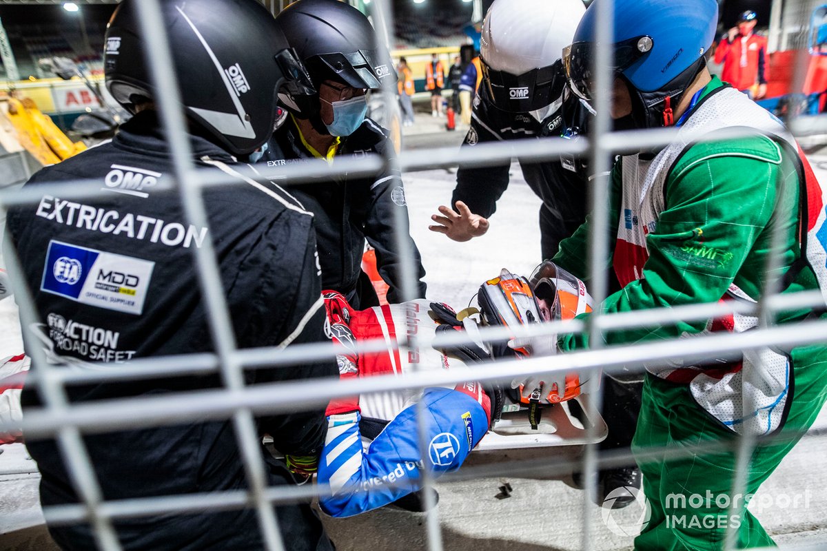 Alex Lynn, Mahindra Racing, ditandu tim medis usai kecelakaan di Diriyah E-Prix II