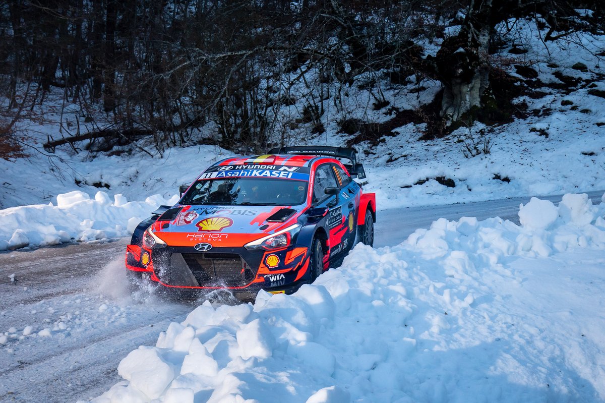 Thierry Neuville dan navigator Martijn Wydaeghe dari Tim Hyundai Motorsport melibas lintasan bersalju Reli Monte arlo 2021 dengan Hyundai i20 Coupe WRC.
