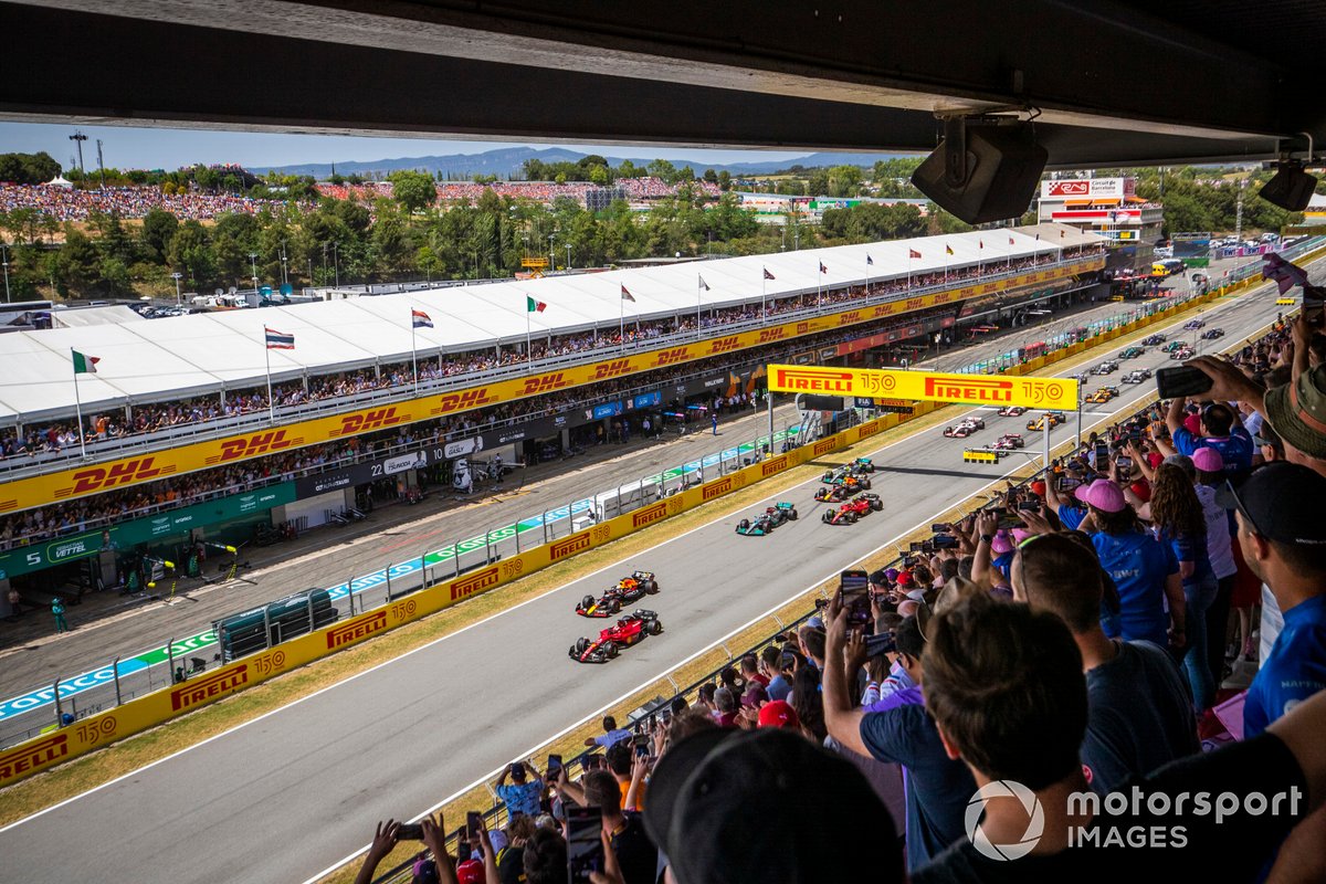 Charles Leclerc, Ferrari F1-75, Max Verstappen, Red Bull Racing RB18, Sergio Pérez, Red Bull Racing RB18, George Russell, Mercedes W13, Carlos Sainz, Ferrari F1-75, Lewis Hamilton, Mercedes W13, el resto en la salida