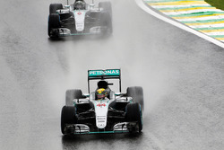 Lewis Hamilton, Mercedes AMG F1 W07 Hybrid; Nico Rosberg, Mercedes AMG F1 W07 Hybrid
