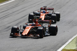Stoffel Vandoorne, McLaren MCL32, Fernando Alonso, McLaren MCL32