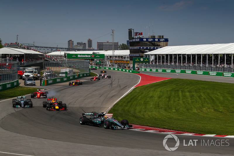 Lewis Hamilton, Mercedes-Benz F1 W08 leads