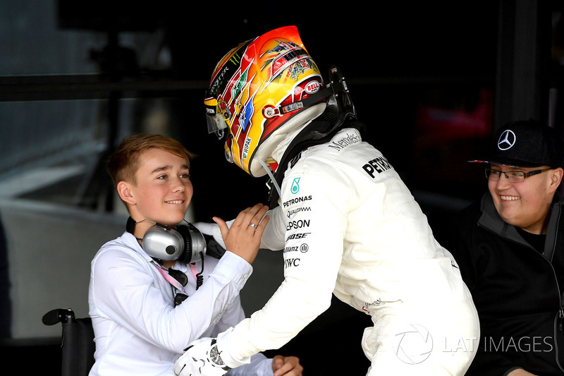 Il vincitore della gara Lewis Hamilton, Mercedes AMG F1 W08 festeggia nel parco chiuso, Billy Monger