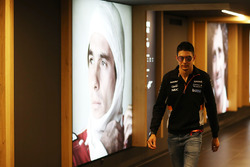 Esteban Ocon, Force India, passa accanto a un ritratto di Ayrton Senna