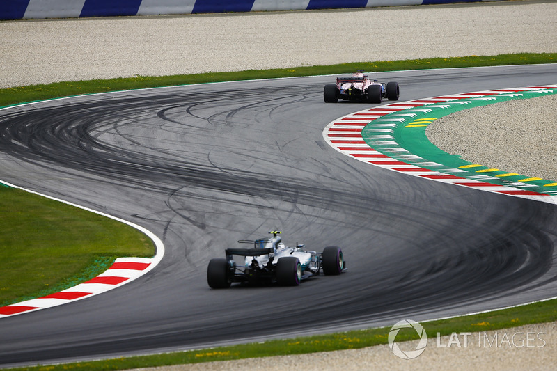 Sergio Perez, Sahara Force India F1 VJM10, Valtteri Bottas, Mercedes AMG F1 W08