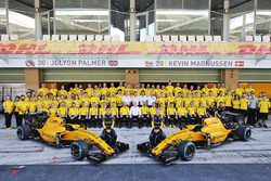 Jolyon Palmer met ploegmaat Kevin Magnussen op teamfoto Renault Sport F1 Team